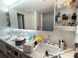 cluttered-bathroom